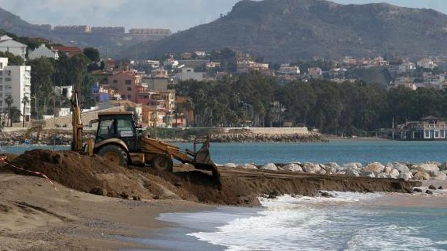 Un equipo de intervención retira y moviliza arena en la orilla de la playa de La Caleta en una imagen de archivo. El proyecto se inauguró el pasado junio.