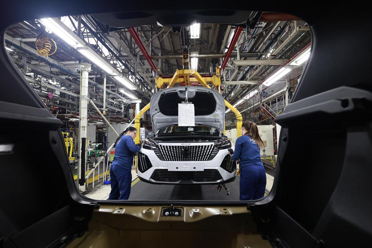 Línea de ensamblaje del Peugeot 2008 en Stellantis Vigo, que ahora aumentará la cadencia