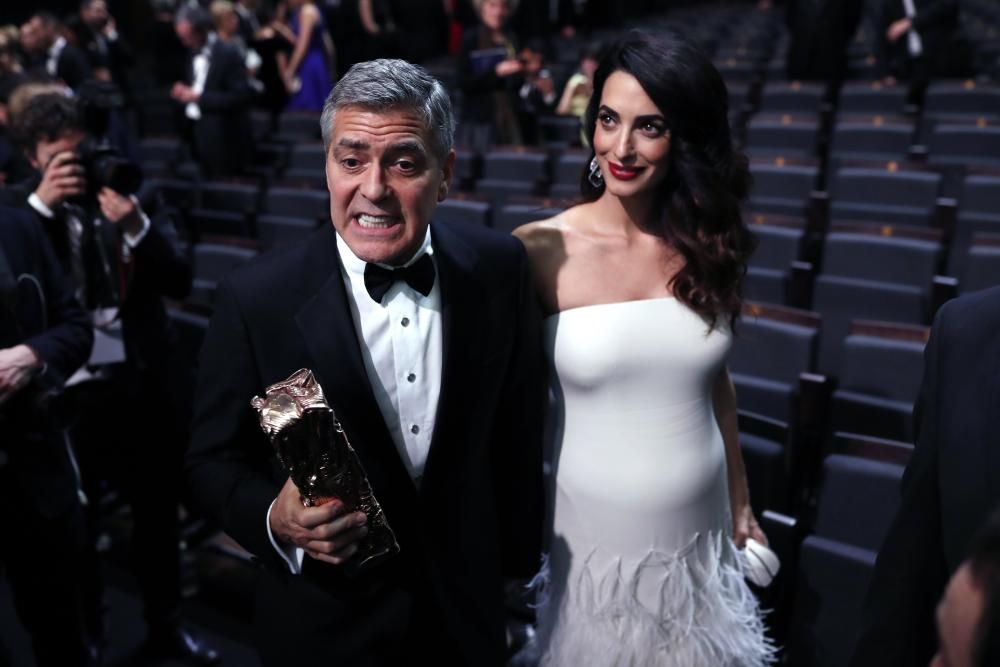 Amal Clooney luce embarazo en los César