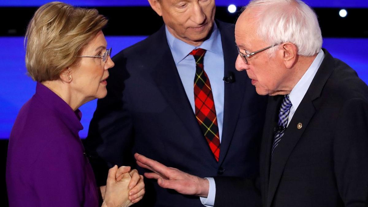 Los senadores Elizabeth Warren y Bernie Sanders, junto al magnate Tom Steyer (tras ellos), durante el debate.