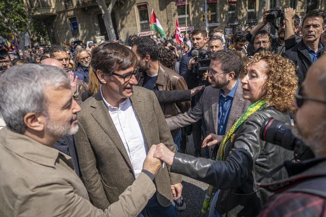 Collboni, en la manifestación del 1 de mayo junto al líder del PSC, Salvador Illa; el presidente de la Generalitat, Pere Aragonès, y la consellera Ester Capella.