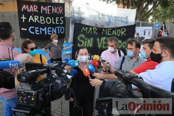 Protesta contra el estado del Mar Menor en la puerta de la Asamblea