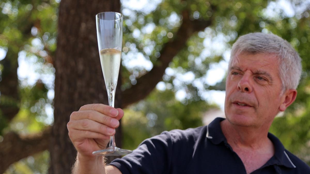 Francis Robles muestra una copa del Robles Brut Nature seleccionado entre los mejores espumosos.