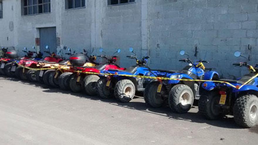 Los ocho quads intervenidos por la Policía Local por tener la matrícula falsificada, en el depósito municipal de Son Toells.