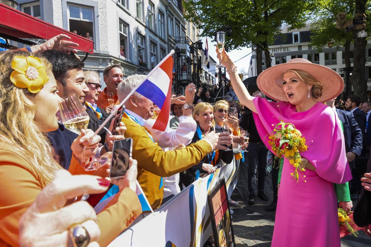 La reina Máxima de Holanda brinda con algunos de los asistentes a la celebración del Día del Rey.