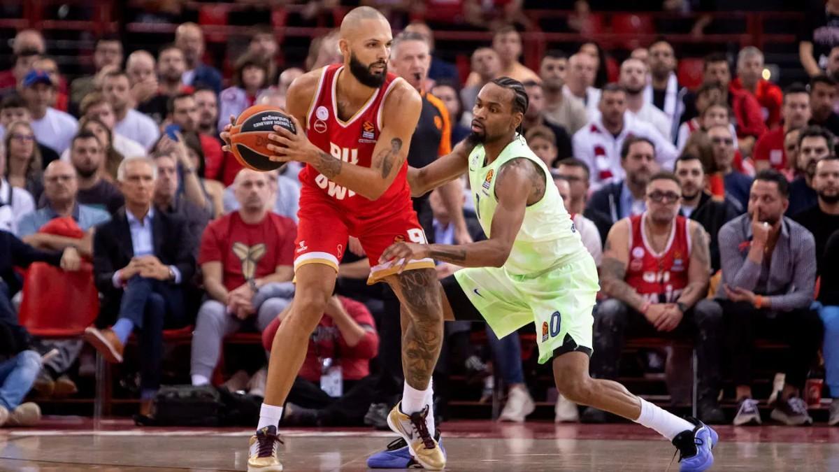 Kevin Punter y Evan Fournier, durante el Olympiacos - Barça de la primera vuelta