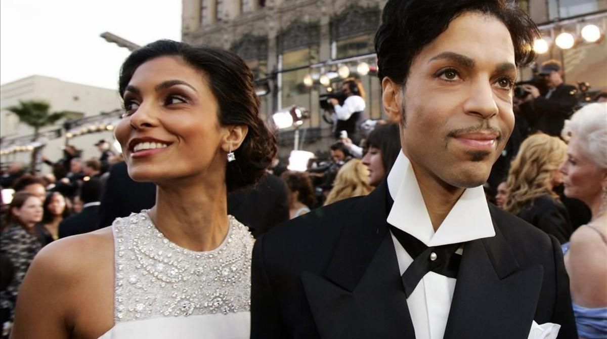 Prince y su mujer  Manuela Testolini el 27 de febrero de 2005 llegan a los premios Oscar en Los Ángeles.