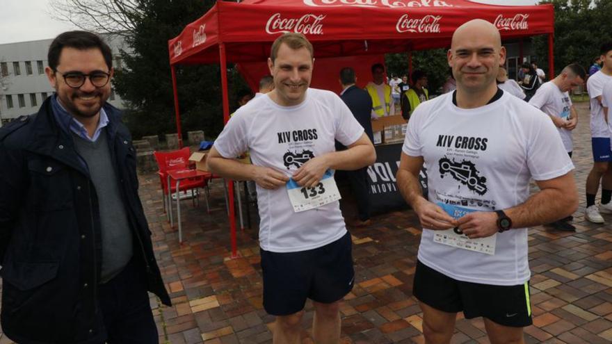 Por la izquierda, Jaime Fernández-Paíno, Adrián Pumares y Jesús Martínez Salvador, ayer, tras recoger su dorsal para el cross gijonés. | Marcos León