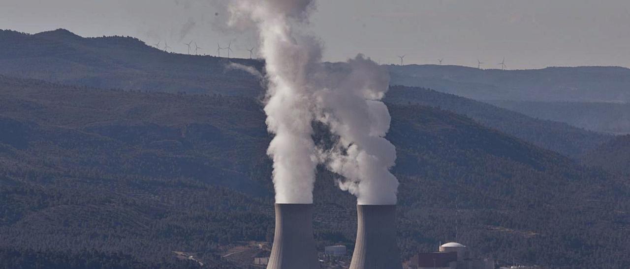 Torres de refrigeración de la central nuclear de Cofrentes. | FERNANDO BUSTAMANTE