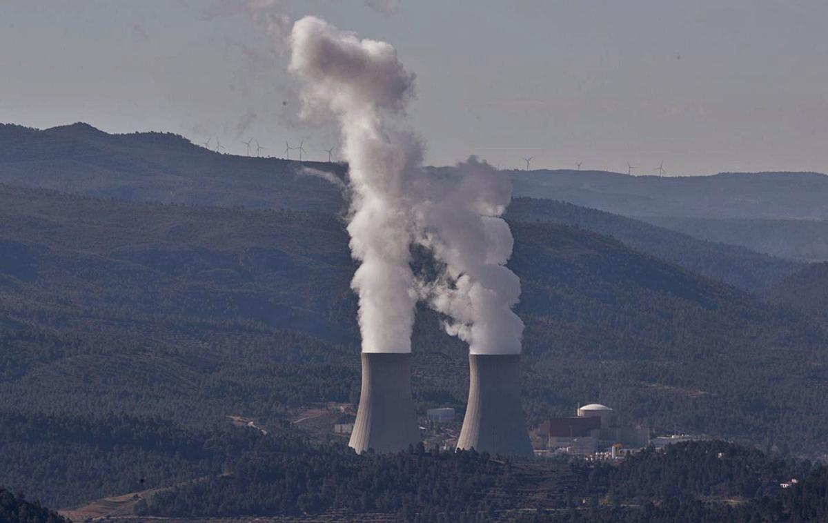 Torres de refrigeración de la central nuclear de Cofrentes. | FERNANDO BUSTAMANTE
