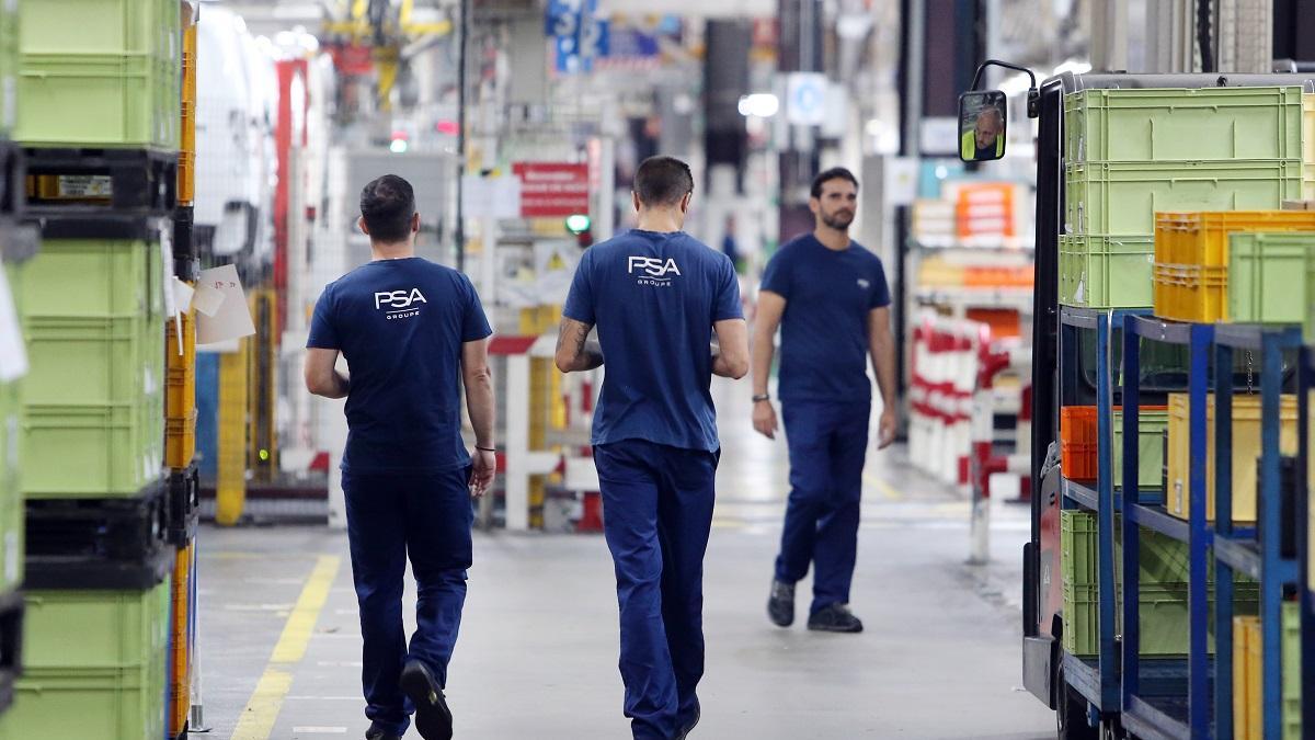 Trabajadores de Stellantis, en la fábrica de Vigo