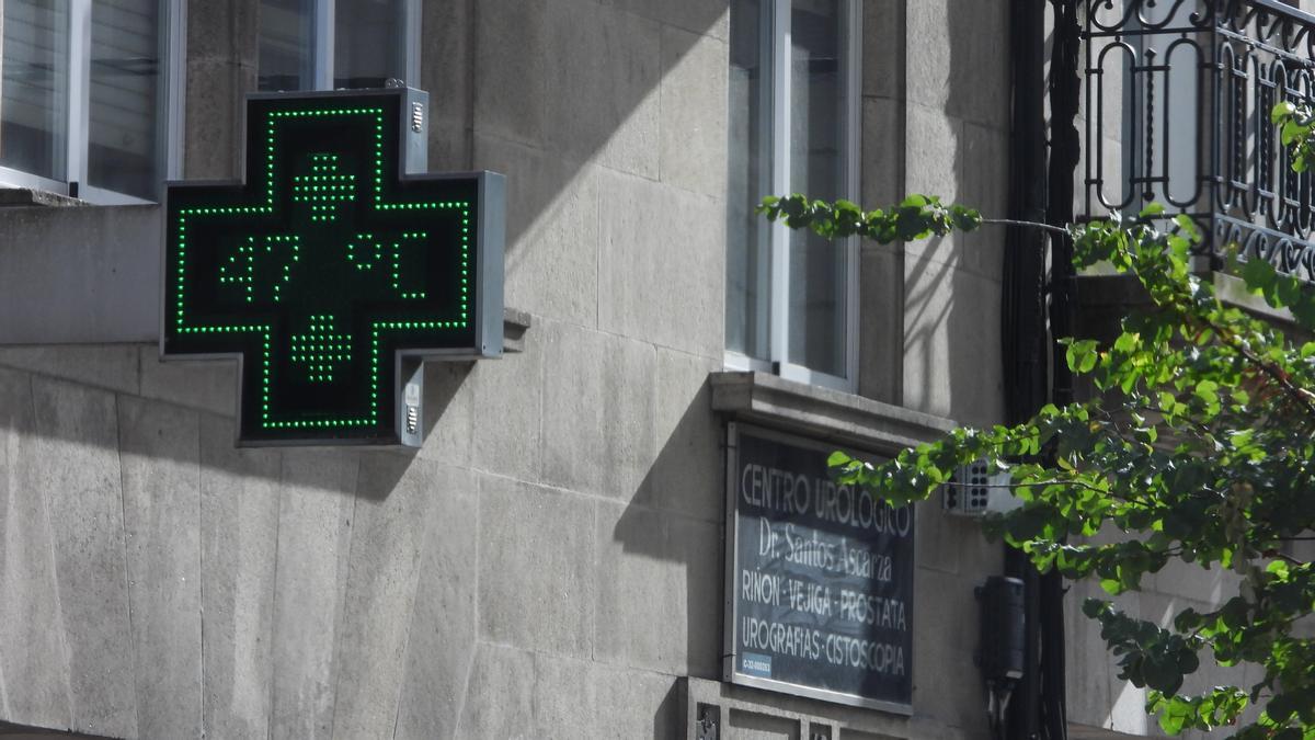Un termómetro a 47 grados al sol, este lunes, en la calle Cardenal Quevedo de Ourense.