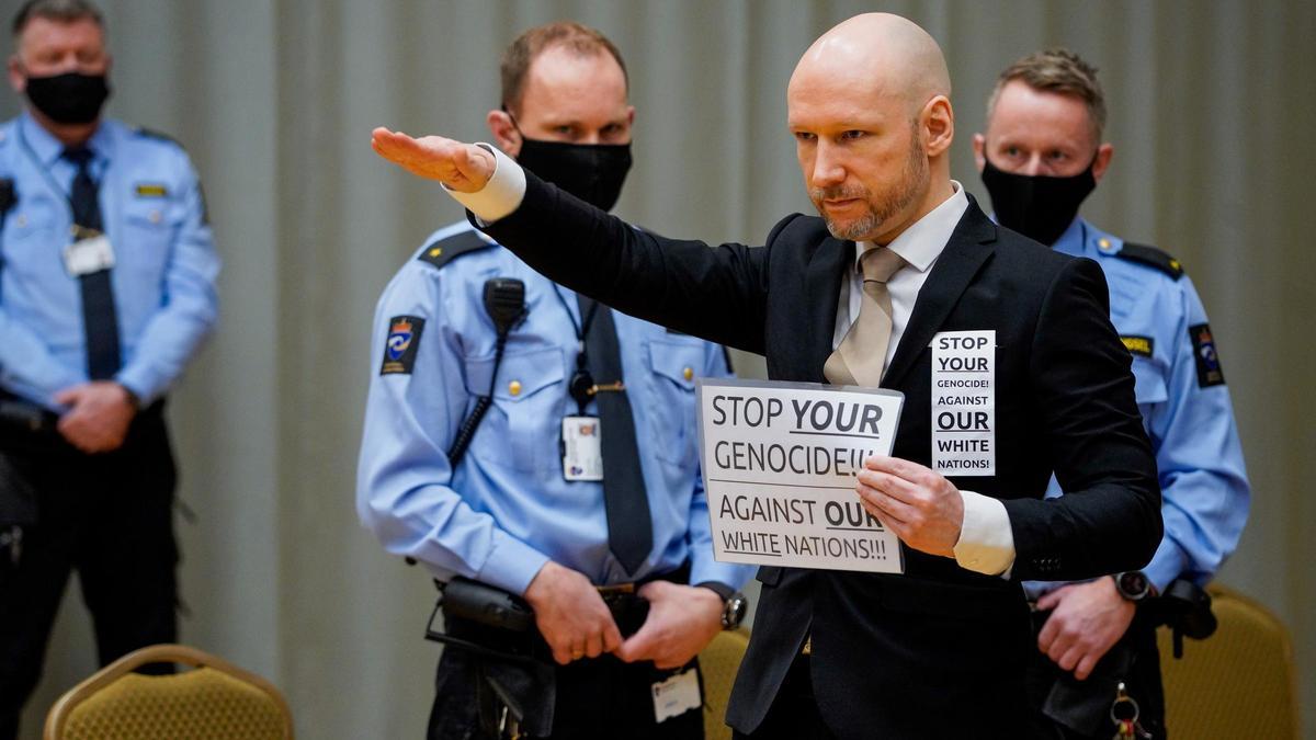 Anders Behring Breivik realiza el saludo nazi ante el juez.