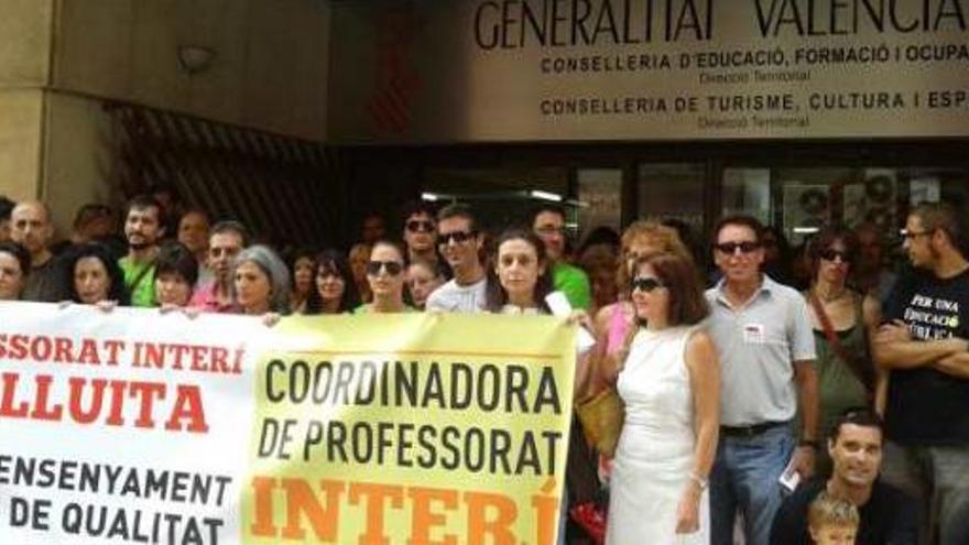 Docentes interinos concentrados ante la sede de Educación en Alicante, ayer.