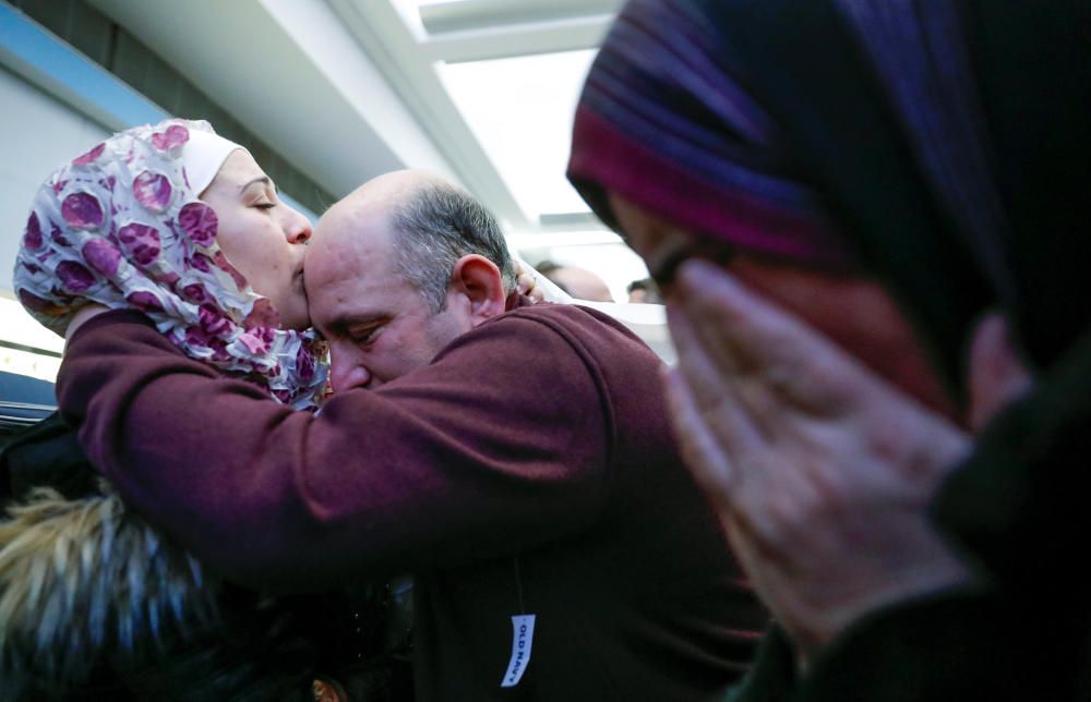 La refugiada siria Baraa Haj Khalaf besa a su padre Khaled mientras su madre Fattoum llora al lograr por fin llegar al aeropuerto estadounidense de Chicago.