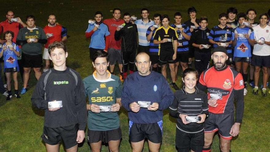 Los jugadores sénior y sub-18 recibieron ayer las rifas que se venderán a un euro. // Noé Parga