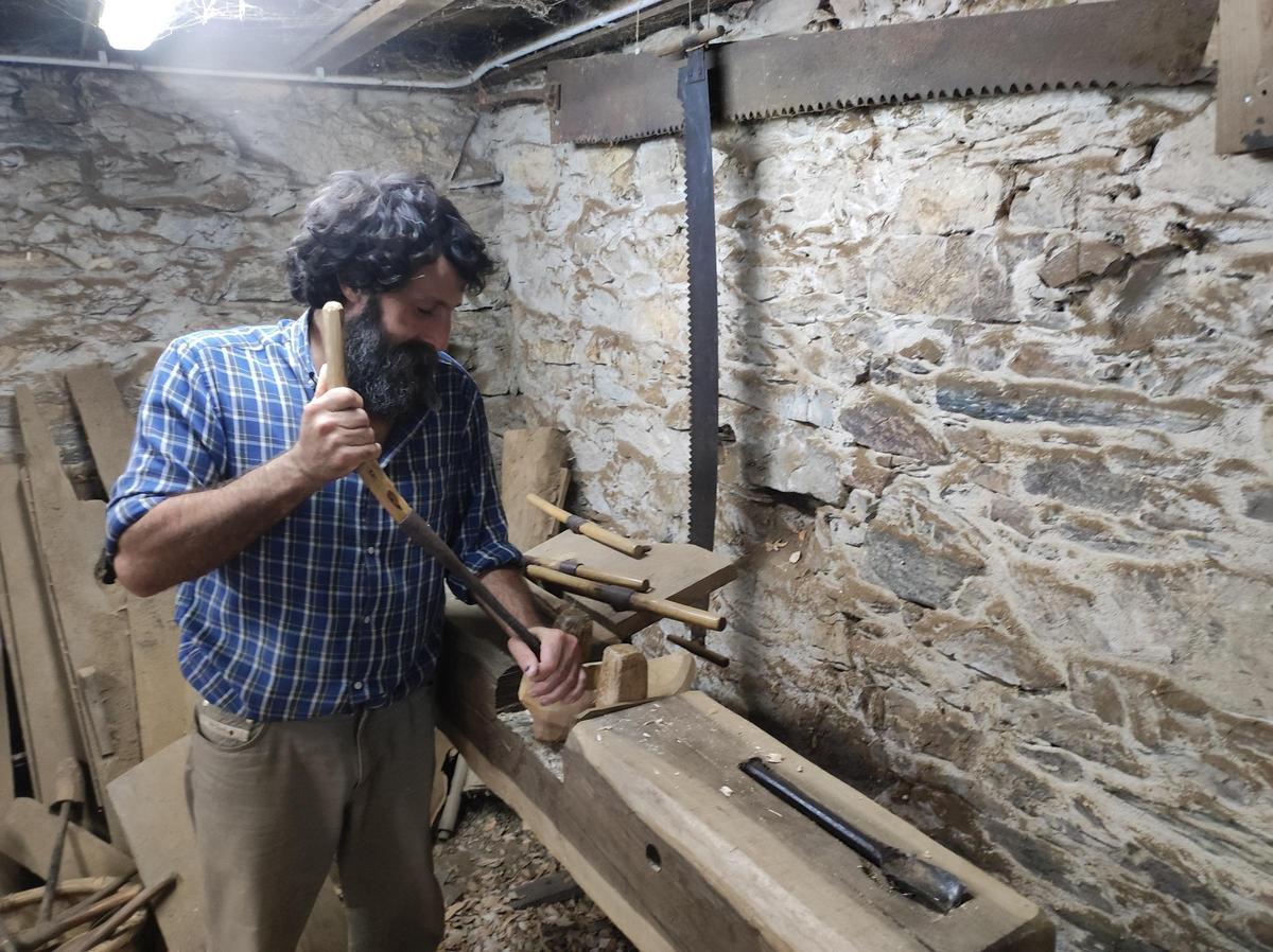 David Martín trabajando en su taller.