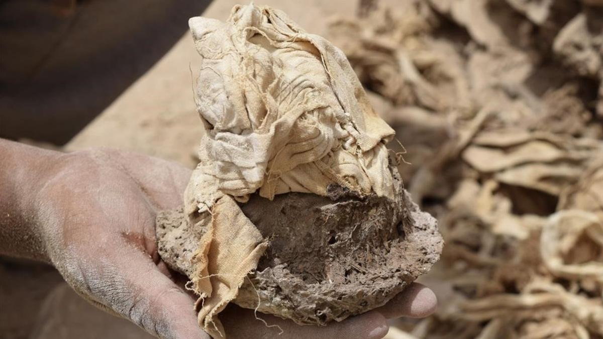 Restos descubiertos en una cámara con un depósito con materiales para la momificación hallada por una misión de arqueólogos españoles en Luxor.