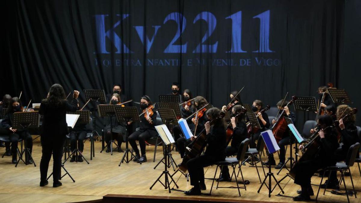 Un instante de la actuación de la Orquesta Kv211, ayer.   | // ALBA VILLAR