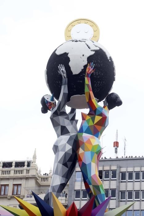 Así es la falla de Okuda en la plaza del Ayuntamiento