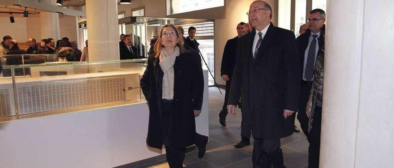 Ana Pastor y el exalcalde Agustín Fernández, cuando se inauguró el edificio en enero de 2015. // Iñaki Osorio