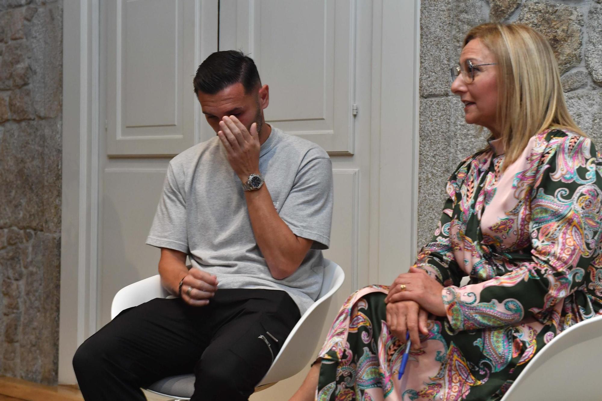 Lucas Pérez recuerda a sus abuelos en un encuentro de Cruz Roja