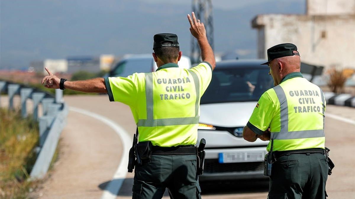 Un control de la Guardia Civil de Tráfico, en València.