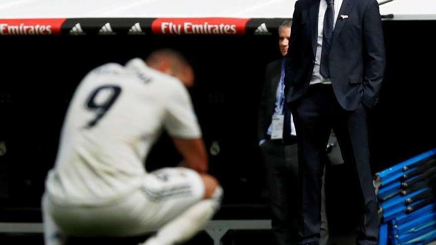 Karim Benzemá lamenta la derrota del Real Madrid ante Julen Lopetegui, con gesto pensativo.