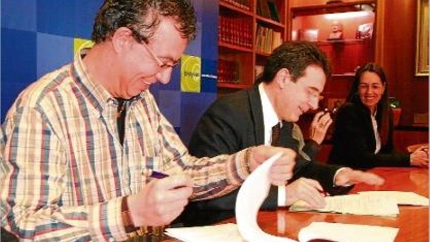 Joaquim Homs, a l&#039;esquerra, al costat de l&#039;alcalde, Miquel Noguer, signant un conveni el 2008.