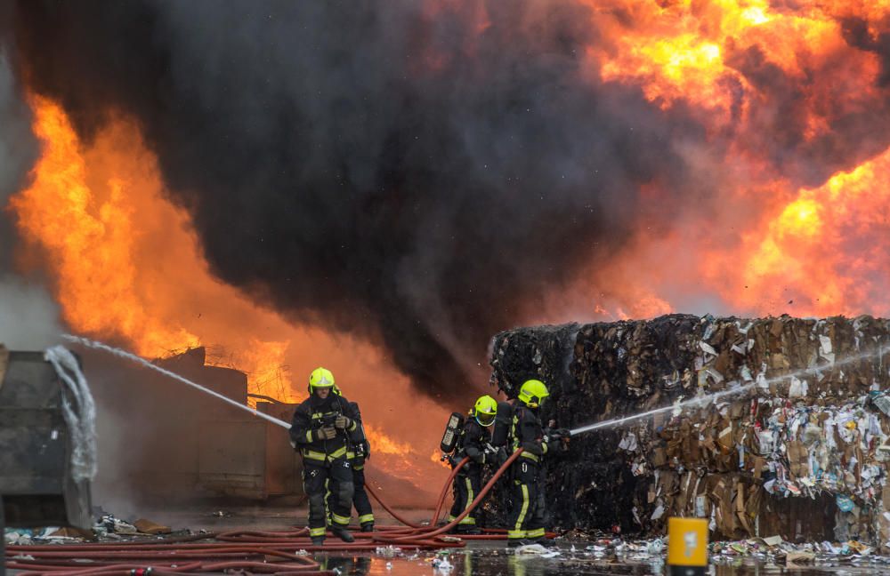 Más de una veintena de bomberos trabajaban anoche para sofocar el complicado incendio.