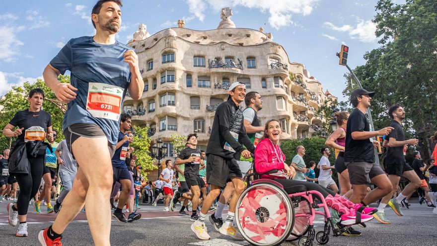 Luis Enrique corre a Barcelona per la seva filla Xana en una edició multitudinària de la Cursa d’El Corte Inglés