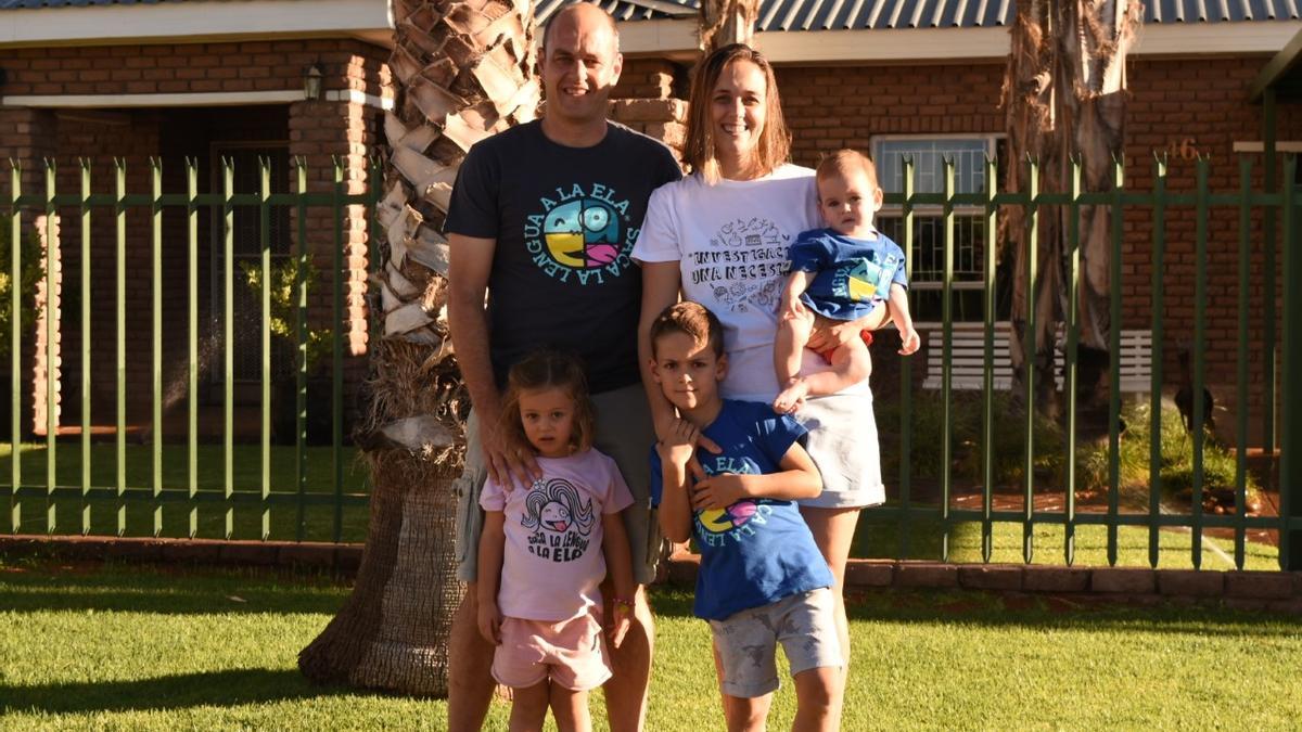 Juan Manuel Díaz Molero y Cristina Ruiz, junto a sus tres hijos, Manuel, Elena y Carmen, en Sudáfrica.