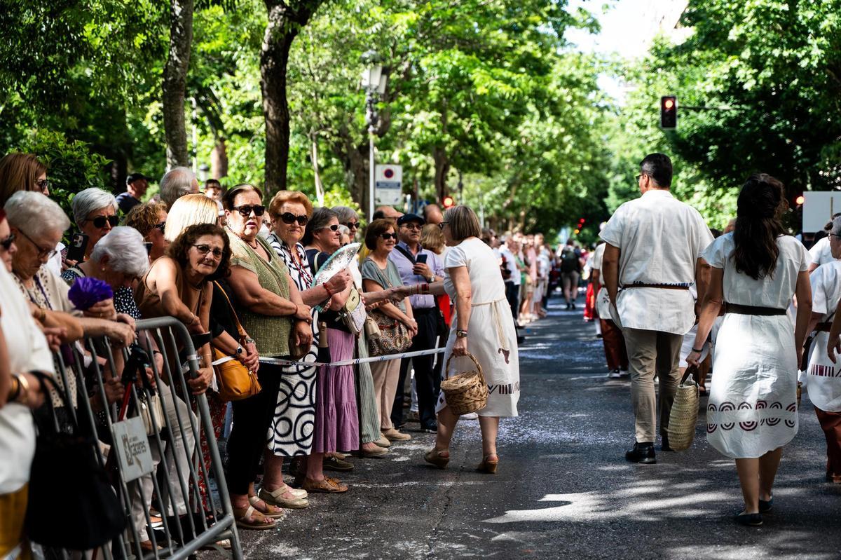 Fotogalería | Las imágenes de Jato: el desfile de los festejos de la provincia de Cáceres llena Cánovas con su colorido flolclórico