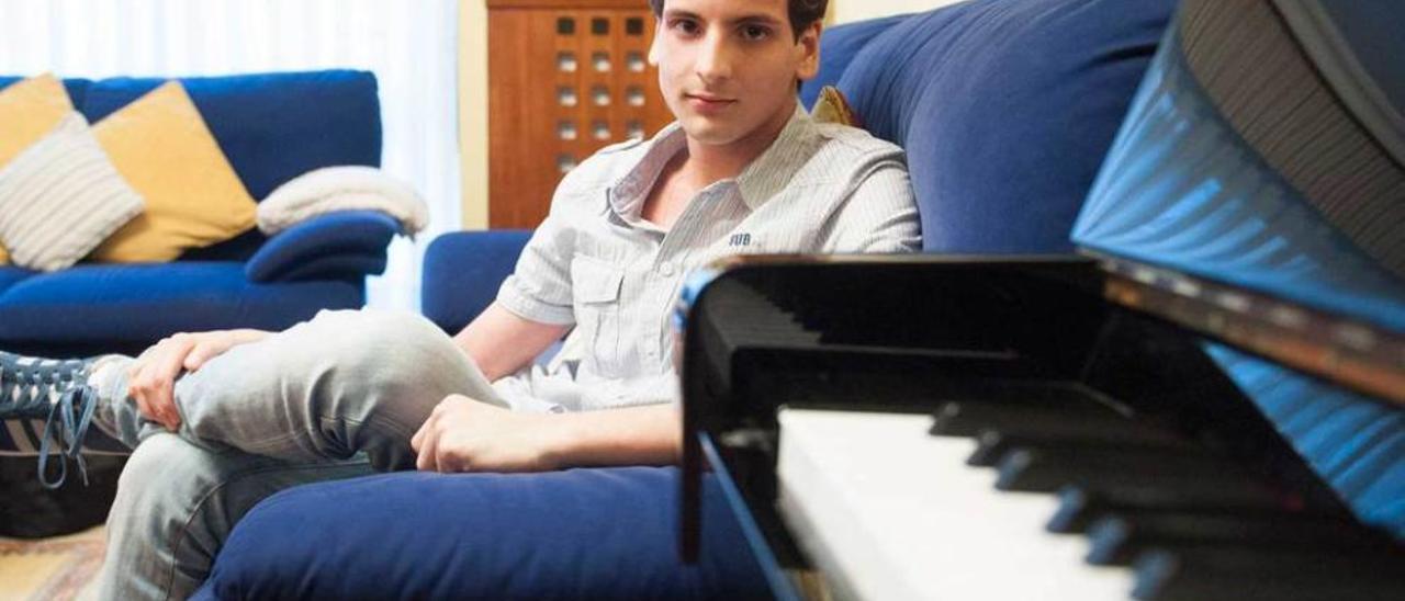 El joven compositor ovetense Javier Ordás, delante de uno los pianos que tiene en su casa.