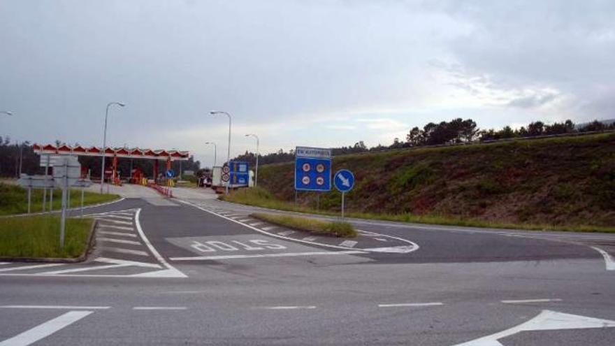 Una vista del peaje de la AP-9 en Carracedo, con entrada o salida para el tráfico del sur.  // Iñaki Abella