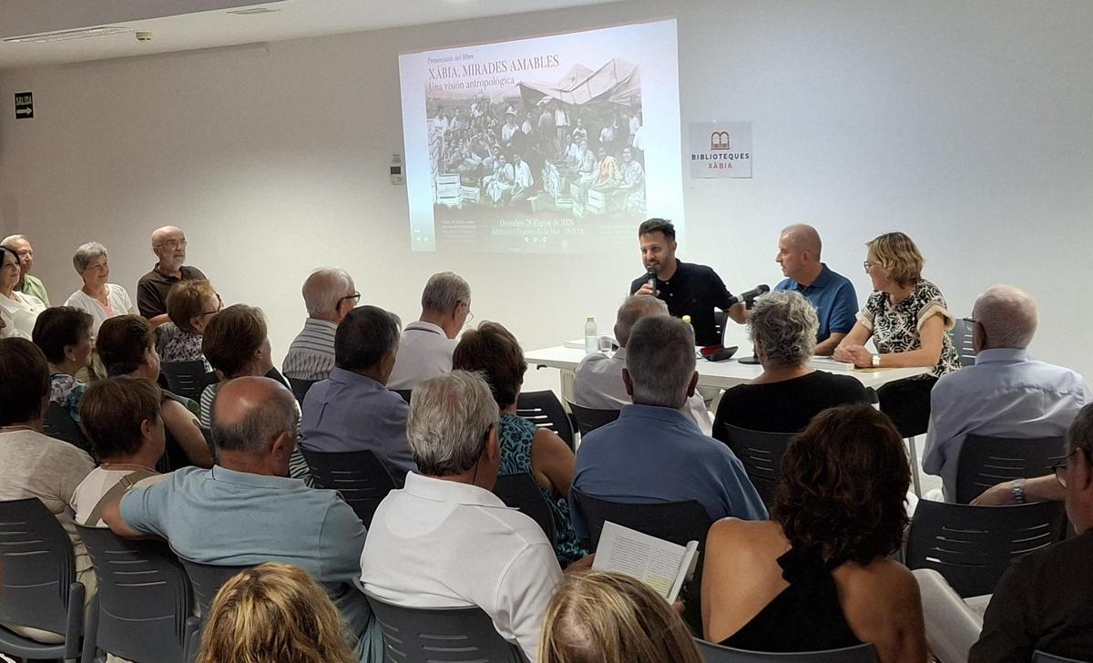 Álvaro Monfort, José F. Erades y la alcaldesa, durante la presentación de "Xàbia, mirades amables"