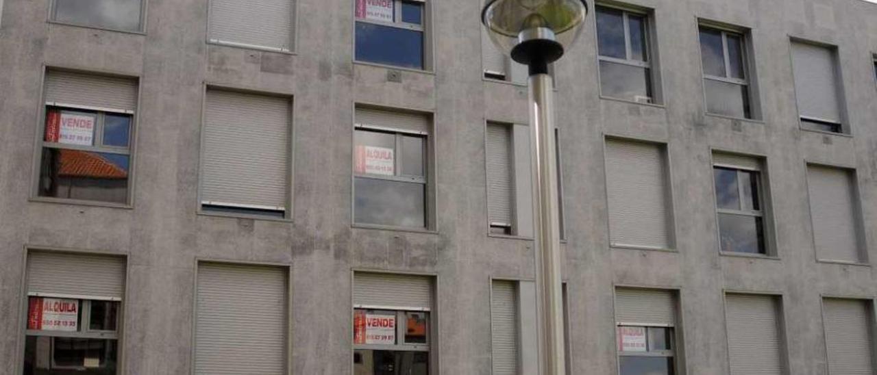 Un bloque de pisos en Lalín en el que gran parte están a le venta o se alquilan. // Bernabé/Javier Lalín