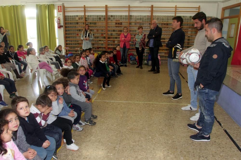 Futbolistas del Cartagena visitan un colegio