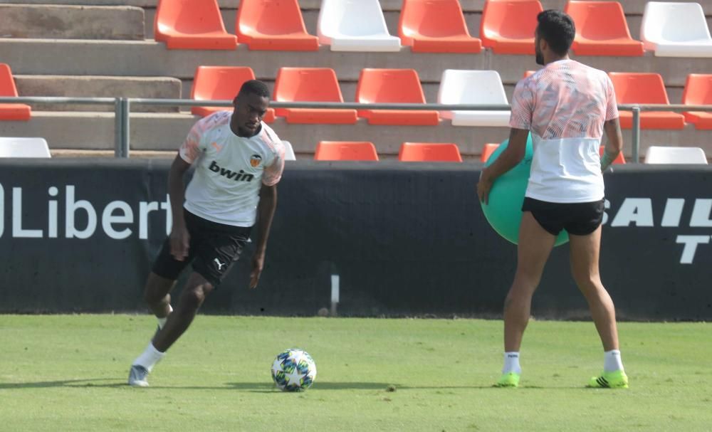 Anil Murthy, atento al entrenamiento del Valencia