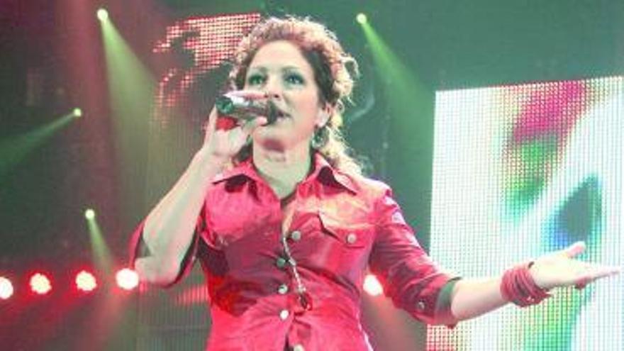 La gran Gloria Estefan, reina latina, de rojo caliente