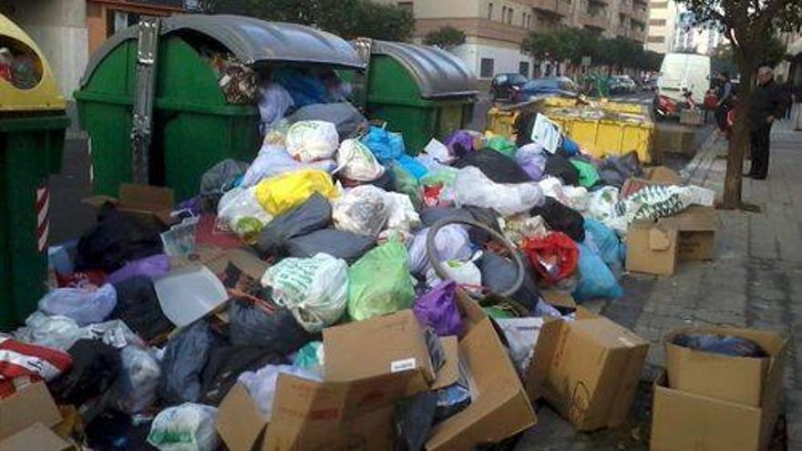 Unas 3.400 toneladas de basura se acumulan en Sevilla