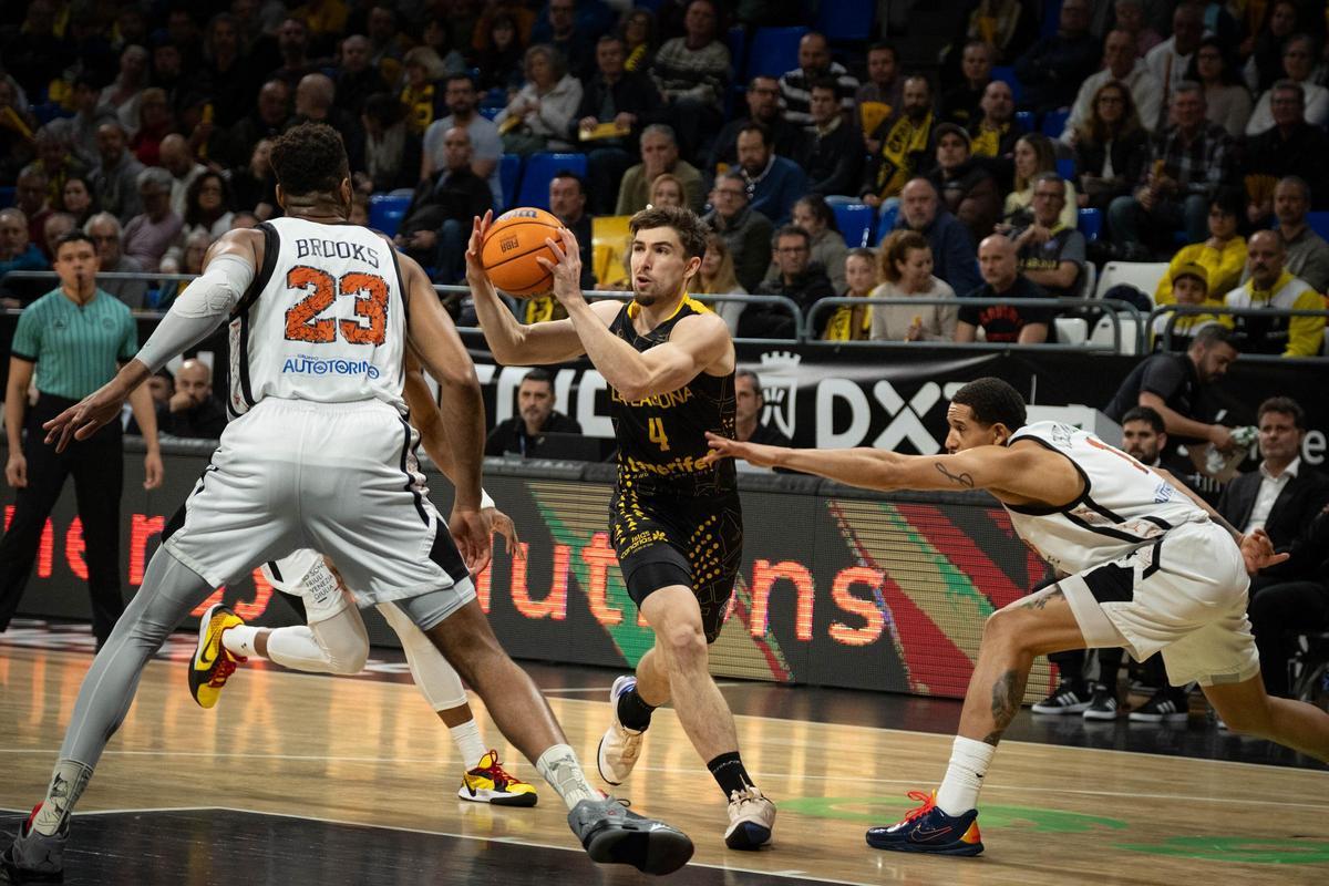 Van Beck penetra ante la defensa del Trieste.