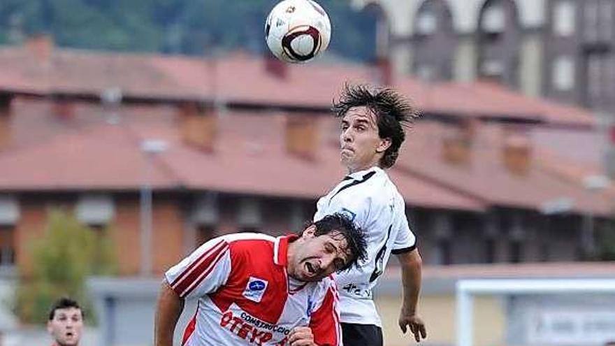 El caudalista Prosi y el arlequinado Mini luchan por llevarse el balón.