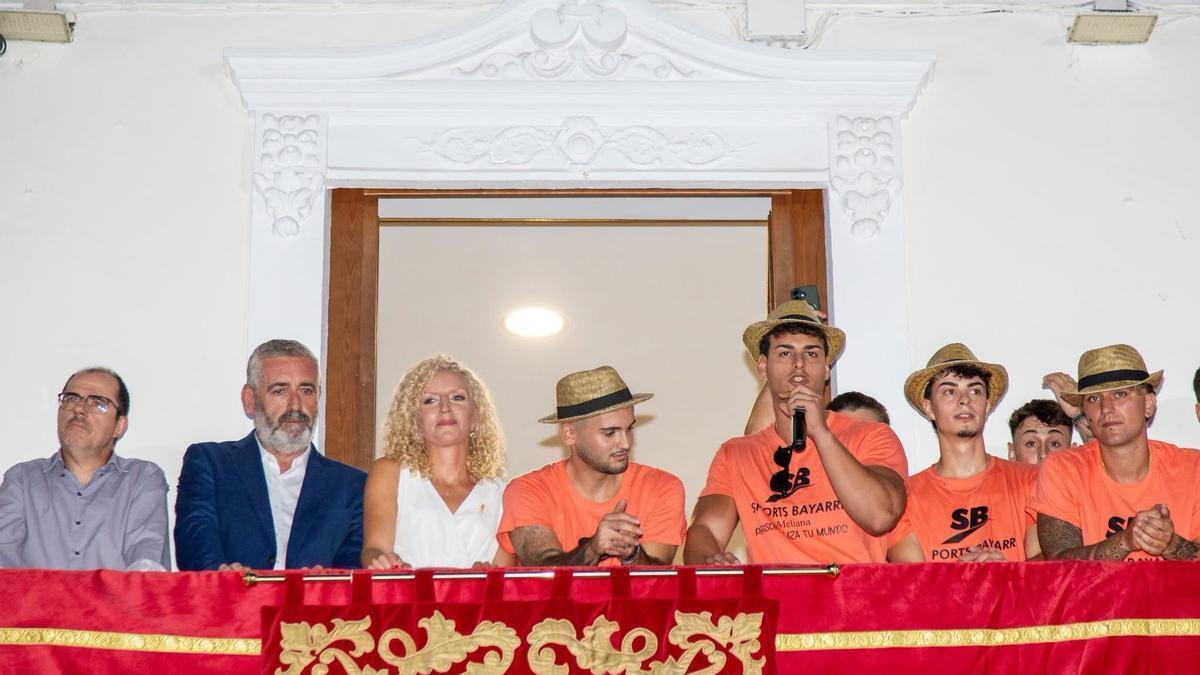El pregón desde el balcón del Ayuntamiento de Meliana.