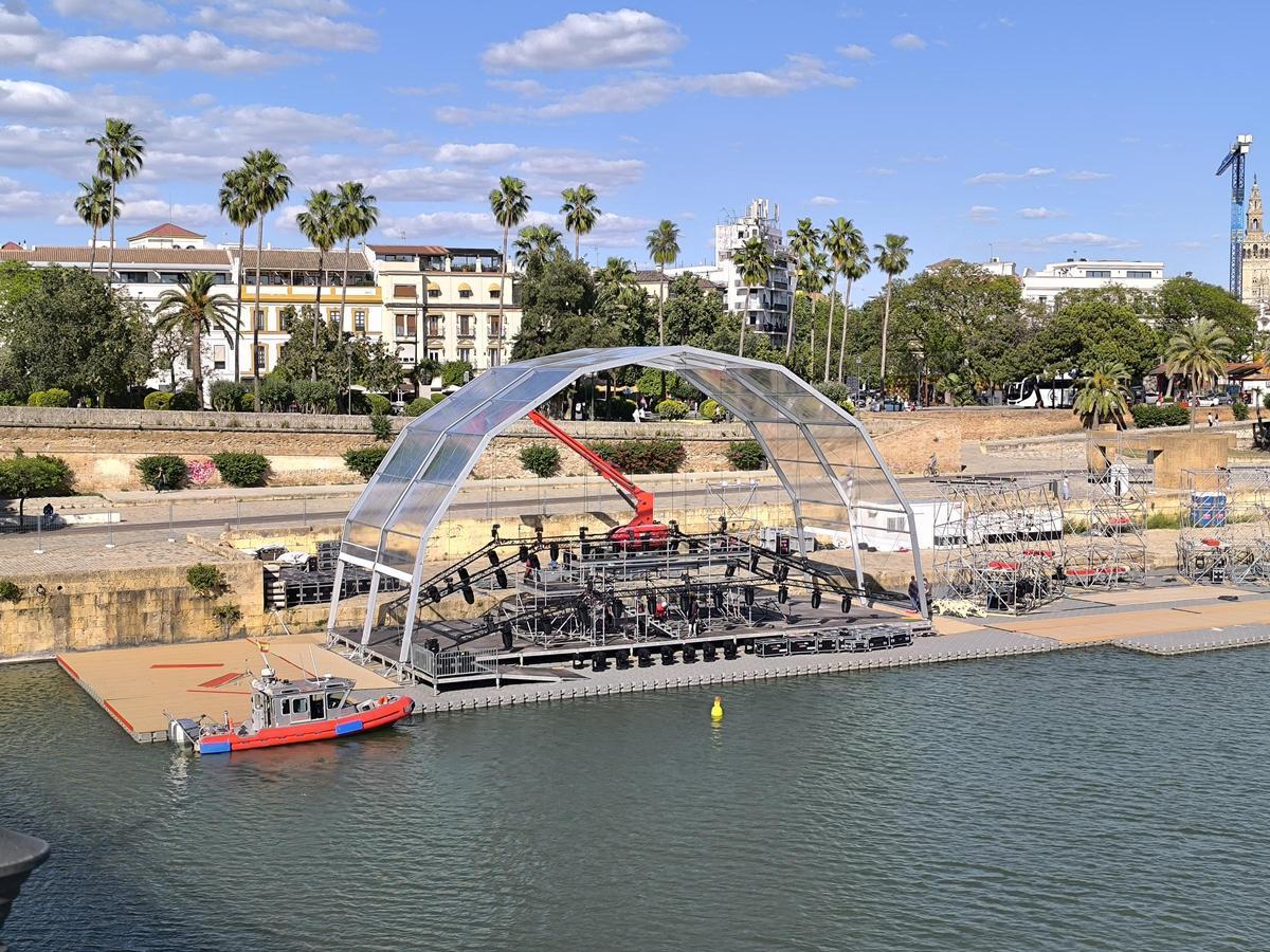 Plataforma ubicada sobre el río para el estreno de Berlín