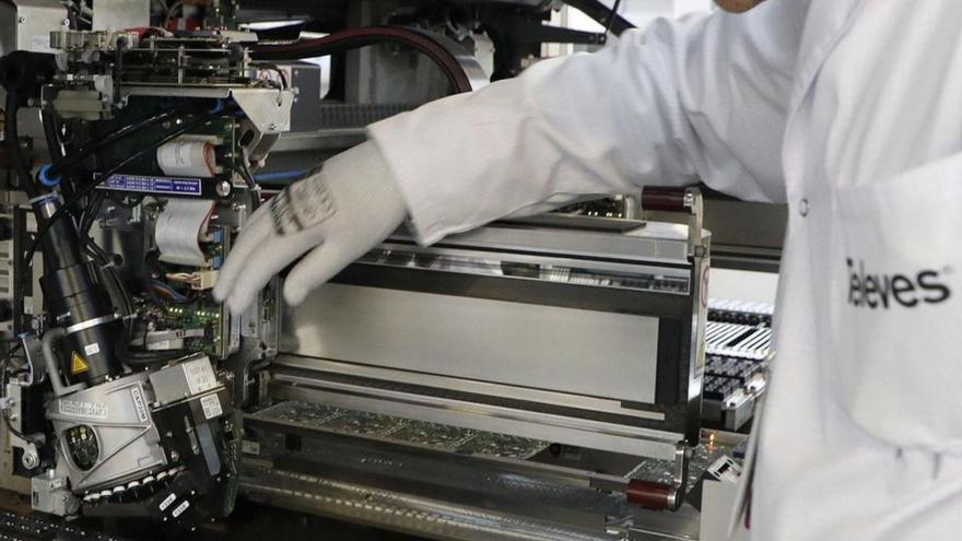 Fabricación de chips en una planta de Televés.