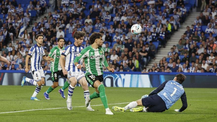 La Real Sociedad iguala en el descuento a un Betis que aún debe ganarse la Champions