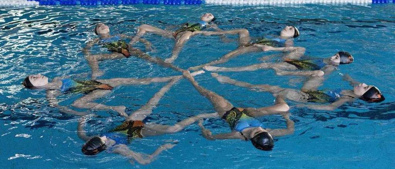 Las nadadoras del Sincro Ourense realizan una figura en un entrenamiento en la piscina Rosario Dueñas. // Brais Lorenzo