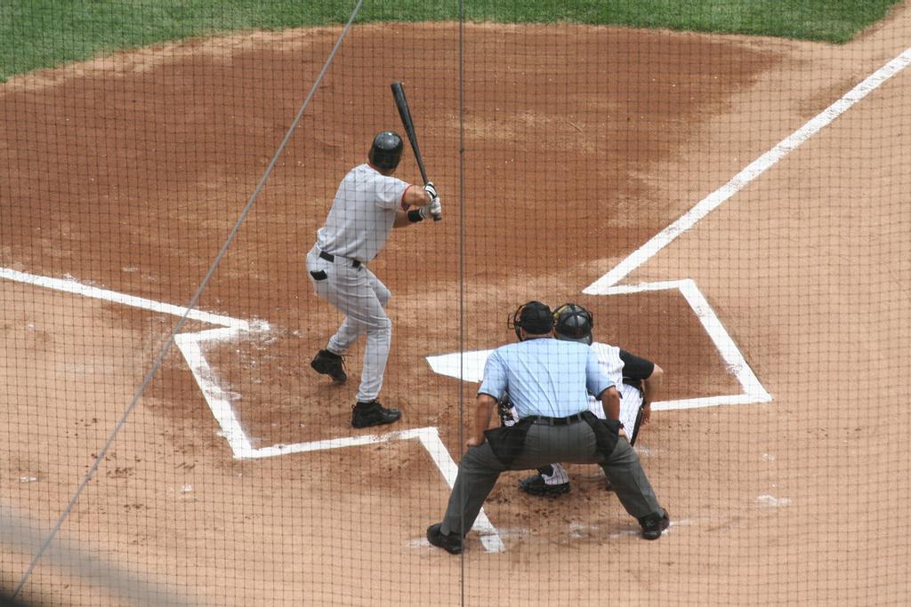Partido de beisbol en el PPG Paints Arena de Pittsburgh