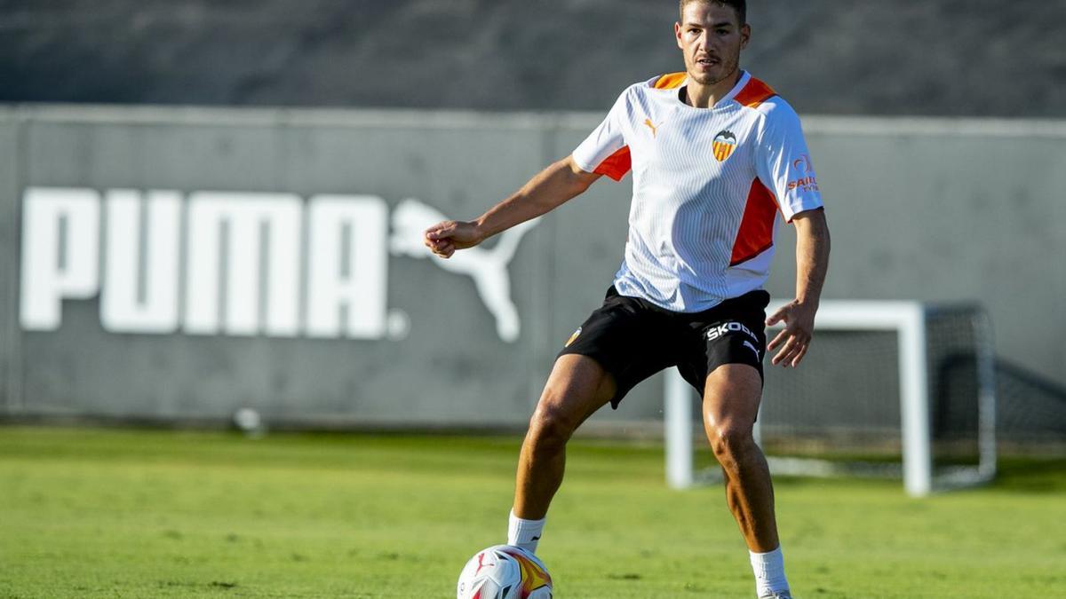 Manu Vallejo, en un entrenamiento con el Valencia en la ciudad deportiva. | LÁZARO DE LA PEÑA/VCF